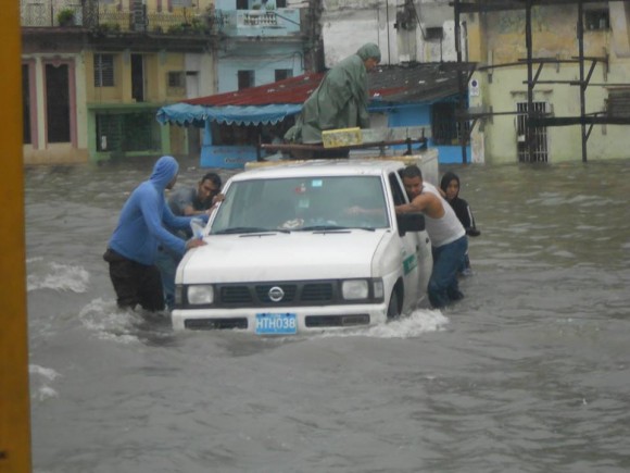La Habana ha vivido más de 24 horas de continuas y fuertes lluvias que ha provocado inundaciones y algunos derrumbes.  Foto: Julián Andrés Gutiérrez Marín, tomada de Facebook