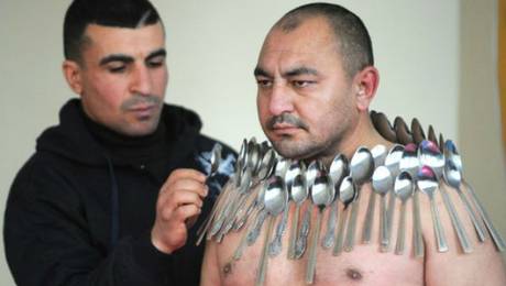 Tiflis, Georgia, diciembre de 2011. El récord Guinness mundial de mayor número de cucharas en un cuerpo humano pertenece a Etibar Elchíyev, que logró colgar de su cuerpo 50 cucharas de metal magnetizado. Foto: AFP Vano Shlamov