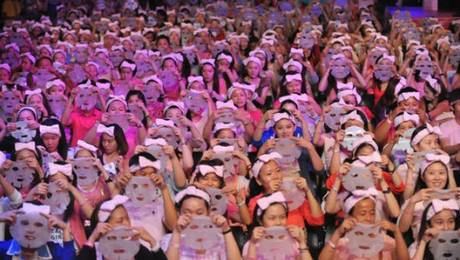  Taipéi, Taiwán, 28 de julio de 2013. 1.213 personas batieron el récord Guinness mundial de aplicación simultánea de máscaras faciales durante 10 minutos. Foto: AFP MANDY CHENG 