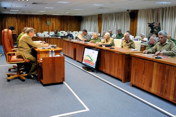 Raúl Castro visitó el Puesto de Dirección del Órgano de la Seguridad y el Orden Interior. Foto: Estudios Revolución 