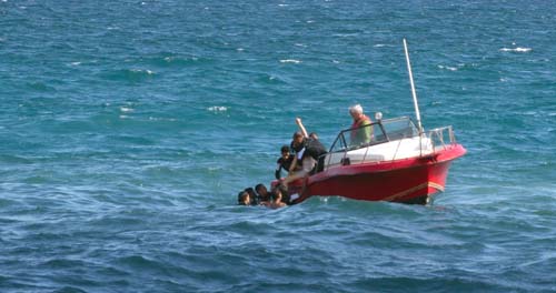 Rescate de una joven en el Malecón, así como de la embarcación de la Brigada de Rescate y Salvamento del Cuerpo de Bomberos del MININT. Foto: José Manuel Hernández Beneyto