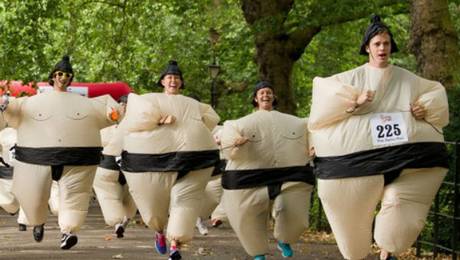Londres, Reino Unido, junio de 2010. En el parque de Battersea, un grupo de corredores británicos disfrazados con trajes de sumo hinchables establecieron un nuevo récord mundial: el del mayor maratón en traje de sumo. Foto: AFP LEON NEAL