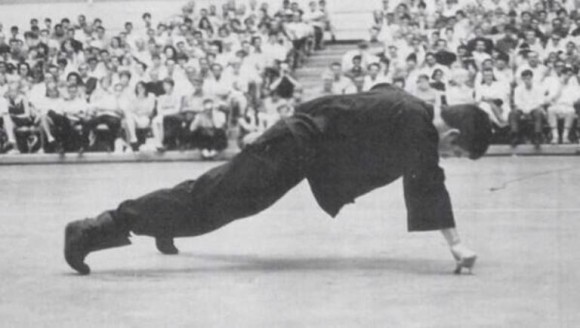 ¿Cuántas flexiones de brazos hacia Bruce Lee?