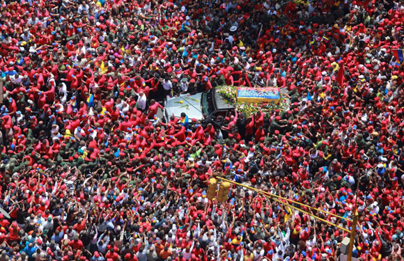 Caracas, Venezuela, 6 de marzo de 2013. Una multitud rodea el coche fúnebre del presidente de Venezuela Hugo Chavez por las calles de Caracas. Foto: Oficina Presidencial.