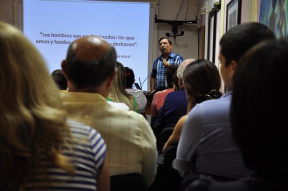 El Dr. Glez Santos durante su exposición. Foto: Roberto Garaicoa Martínez/Cubadebate