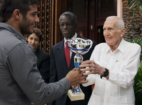José Ramón Fernández, presidente del Comité Olímpico Cubano, premia al mejor atleta en el país este 2013. Foto: Ismael Francisco/Cubadebate.