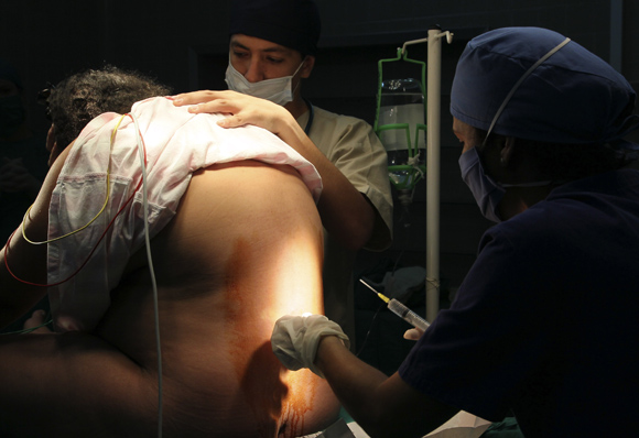 Aplicación de anestesia peridural. Foto: Ladyrene Pérez/Cubadebate.