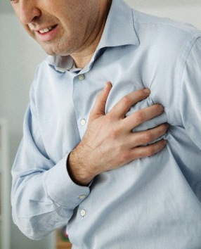 Récord por el número de ataques al corazón. En diciembre de 2005, Leslie Hackwell –un hombre de 49 años que no bebía, ni fumaba- sufrió 32 ataques al corazón durante 20 minutos. Después de dos primeros ataques, los médicos le administraron un medicamento que impide la coagulación de la sangre, lo que provocó en seguida una ráfaga de ataques al corazón: el fármaco inició la apertura y cierre de la arteria, lo que afectó a la alteración del ritmo cardíaco. Los médicos después de cada ataque tuvieron que para revivir al paciente. 