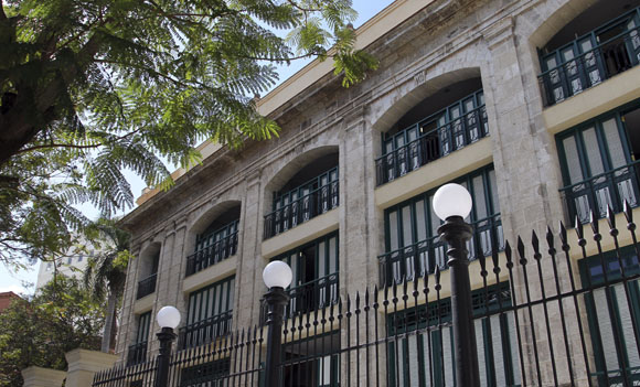 Exterior del Teatro Martí. Foto: Ladyrene Pérez/Cubadebate.