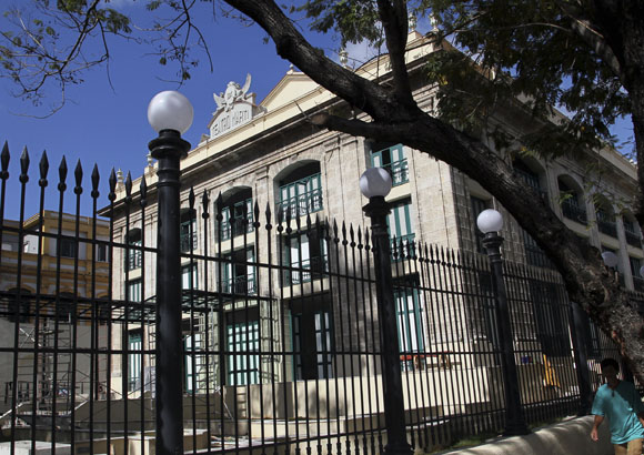Exterior del Teatro Martí. Foto: Ladyrene Pérez/Cubadebate.