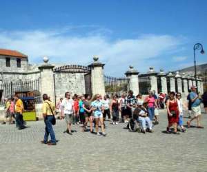 Turistas por La Habana Vieja