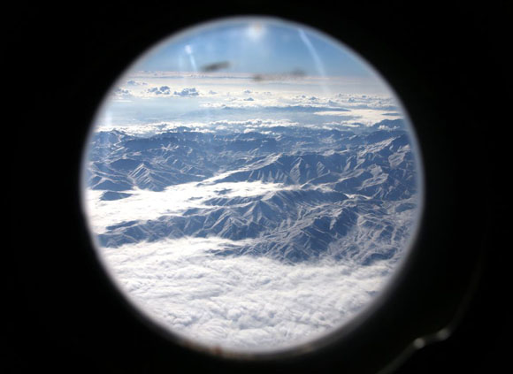 Las montañas de Afganistán vistas a través de la ventana de un avión militar camino a la base aérea de Kandahar, capital de la provincia de Kandajar. Foto: MARK WILSON (AP)