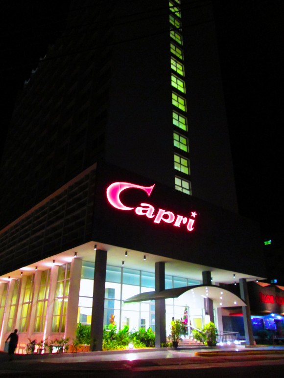 Imagen del emblemático Hotel Capri la noche del 29 de diciembre de 2013, un días después de su reinauguración. Foto: Daylén Vega Muguercia/ Cubadebate