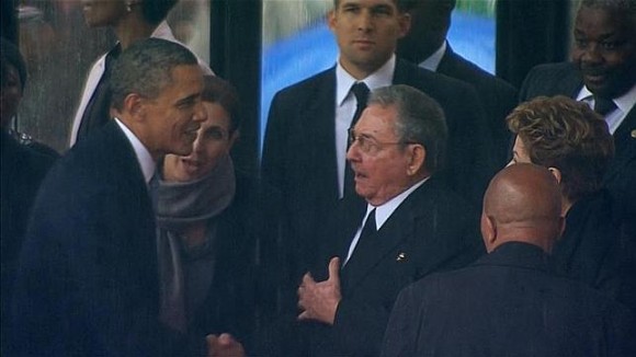 Barack Obama estrecha la mano a Raúl Castro en el memorial de Nelson Mandela. Foto: EFE