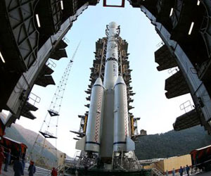 El cohete Larga Marcha 3B en el que ha sido lanzada la sonda china con destino a la Luna. Foto: AP.