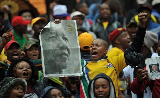 Ciudadanos sudafricanos congregados por el acto fúnebre para Nelson Mandela. / ALEXANDER JOE (AFP)