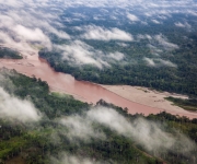 Vista aérea de la cuenca amazónica en territorio ecuatoriano. Nadie calcula la agresión ecológica de la Chevron – Texaco contra esos parajes. Foto: Roberto Chile