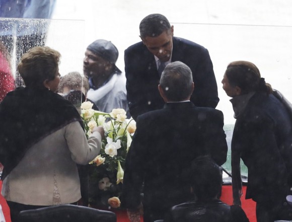 Momento del saludo entre Obama y Raúl. Foto: AP