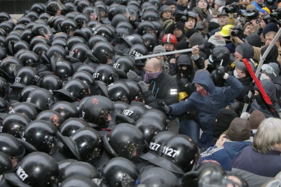 Al menos 120 policías y 112 manifestantes han resultado heridos en los disturbios registrados este domingo en Kiev entre fuerzas de seguridad y partidarios de la oposición que exigen la firma del Acuerdo de Asociación negociado entre la UE y el Gobierno ucraniano. Foto: Europa Press