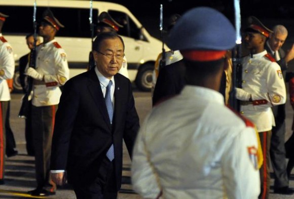 Ban Ki-moon, Secretario General de la Organización de las Naciones Unidas (ONU), ofrece declaraciones a la prensa, a su llegada al aeropuerto Internacional José Martí de La Habana, Cuba, el 26 de enero de 2014.  AIN FOTO/Marcelino VÁZQUEZ HERNÁNDEZ