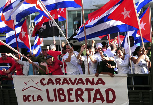 El pueblo habanero saluda a la Caravana de la Libertad, a su llegada y recorrido por la provincia. Foto: Ladyrene Pérez/Cubadebate.