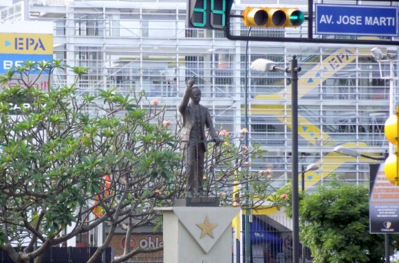 Estatua del apostol en Chacaito, Caracas, ubicada un área peatonal desde la cual comienza la avenida de José Martí. Foto Héctor Valdés Domínguez