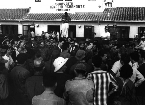Fidel en el aeropuerto de Camagüey el 4 de enero de 1959. Foto tomada del libro La Caravana de la Libertad