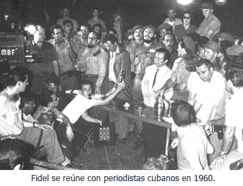 Fidel se reune con periodistas cubanos en 1960.