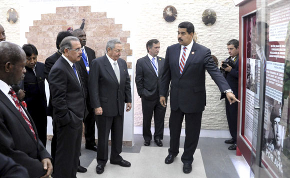 El General de Ejército Raúl Castro Ruz, Presidente de los Consejos de Estado y de Ministros de Cuba, y Nicolás Maduro, Presidente de la República Bolivariana de Venezuela, junto a mandatarios latinoamericanos y caribeños que participan en la II Cumbre de la Comunidad de Estados Latinoamericanos y Caribeños,  en La Habana, Cuba, durante la inauguran Museo Hugo Chávez, en la Fortaleza San Carlos de la Cabaña, el 29 de enero de 2014.   AIN   FOTO/Marcelino VÁZQUEZ HERNÁNDEZ.