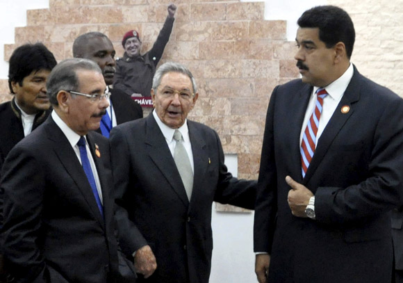El General de Ejército Raúl Castro Ruz (C), Presidente de los Consejos de Estado y de Ministros de Cuba, y Nicolás Maduro (D), Presidente de la República Bolivariana de Venezuela, inauguran Museo Hugo Chávez, en el complejo Morro-Cabaña, en La habana, el 29 de enero de 2014. A la izquierda Danilo Medina (I), Presidente de la República Dominicana, y detrás Evo Morales, Presidente de Bolivia.     AIN   FOTO/Marcelino VÁZQUEZ HERNÁNDEZ.