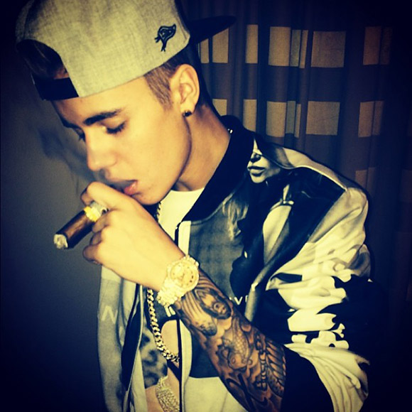 Justin Bieber fumando un habano