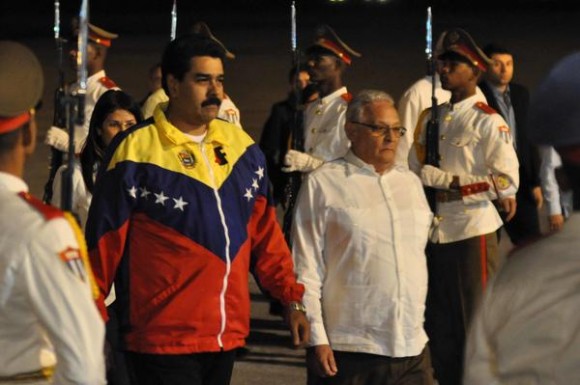 Nicolás Maduro (I), Presidente de la República Bolivariana de Venezuela, es recibido por el Dr. Rodolfo Alarcón Ortiz, Ministro de Educación Superior, a su llegada al aeropuerto Internacional José Martí, en La Habana, Cuba, el 26 de enero de 2014, para participar en la II Cumbre de la Comunidad de Estados Latinoamericanos y Caribeños (CELAC).  AIN FOTO/Marcelino VÁZQUEZ HERNÁNDEZ/