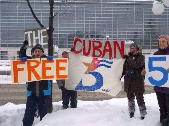 En medio de la nieve y las gélidas temperaturas hoy en Canadá, personas solidarias llevaron su mensaje de apoyo a Los Cinco hasta el frente de la embajada de EEUU en Ottawa. Foto: Freedom for the Five
