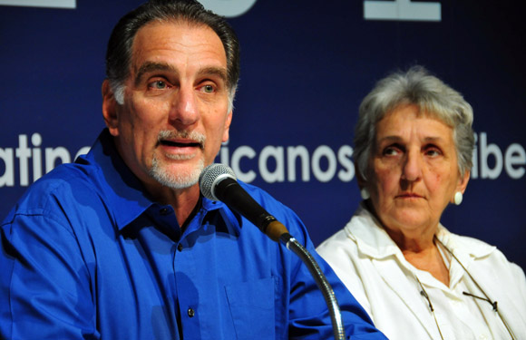René González e Irma Shewerert. Foto: Ladyrene Pérez/Cubadebate.