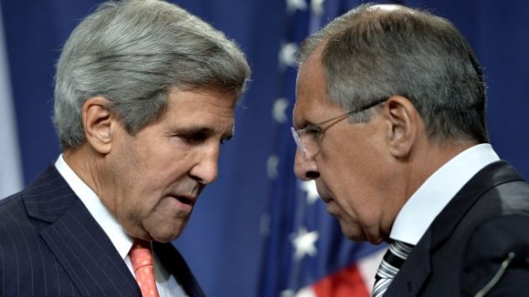 John Kerry y Serguei Lavrov dialogan sobre conflicto en Siria. (AP) 