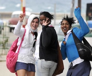 Jóvenes saludan mientras pasean bajo las temperaturas mínimas provocadas por el primer frente frio del año en La Habana, Cuba, el 7 de enero de 2014. AIN FOTO/Roberto MOREJÓN RODRÍGUEZ/oca