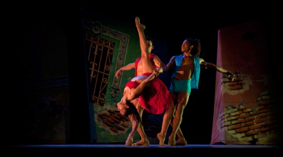 Bailarines de Endedans, compañía de danza contemporánea en Camagüey, interpretan la obra Momento en el viento.