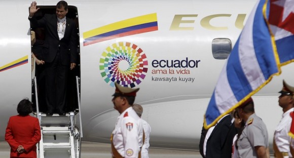El Presidente Rafael Correa tras su llegada a Cuba para participar en la Cumbre de CELAC. Foto: Franklin Reyes/ AP