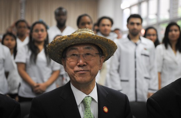 Ban Ki-moon rodeado de estudiantes de la ELAM. Foto: Adalberto Roque/ AFP/ Pool
