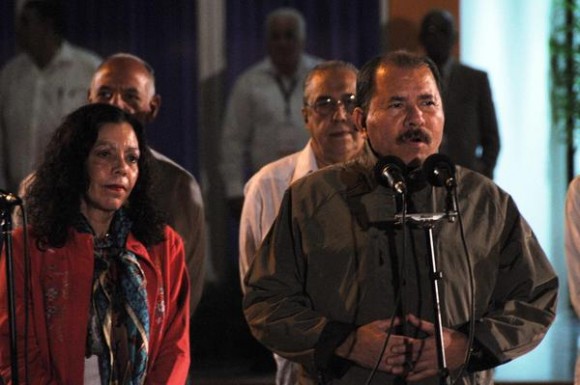 Daniel Ortega (D), Presidente de la República de Nicaragua, ofrece declaraciones a la prensa, a su llegada al Aeropuerto Internacional José Martí, en La Habana, Cuba, el 27 de enero de 2014, para participar en la II Cumbre de la Comunidad de Estados Latinoamericanos y Caribeños (Celac).  AIN FOTO/Omara GARCÍA MEDEROS/