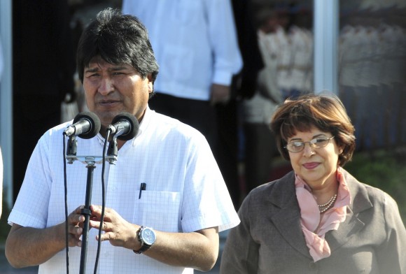 Llegada de Evo Morales a La Habana. A su lado, Lina Pedraza, la ministra cubana de Finanzas y Precio. Foto: Ladyrene Pérez/ Cubadebate