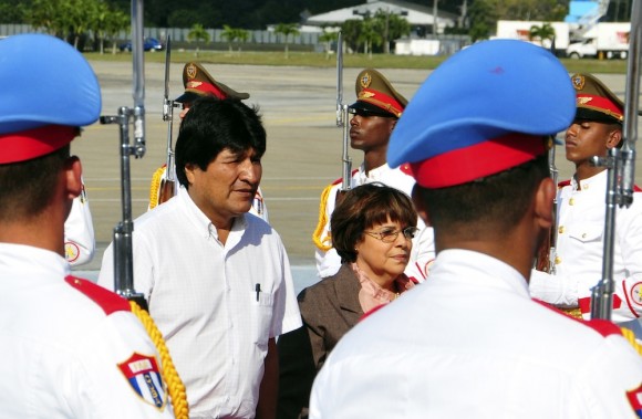Llegada de Evo Morales a La Habana. A su lado, Lina Pedraza, la ministra cubana de Finanzas y Precio. Foto: Ladyrene Pérez/ Cubadebate
