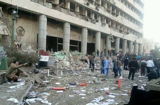 El primero de los atentados ha tenido como objetivo el edificio del Directorio de Seguridad de El Cairo, que alberga el cuartel general de la Policía egipcia y oficinas de los servicios de seguridad. Al menos cuatro personas han muerto, tres de ellas policias