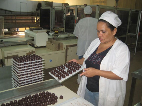 Elaboración de chocolates en la empresa mixta cubano-italiana Stella S.A Foto: Calixto Ferral.
