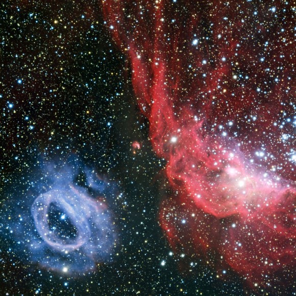 Dos nebulosas de aspecto muy diferentes son capturadas en una región de formación de estrellas de la Gran Nube de Magallanes. Ir a la nebulosa de color azul, la historia termina, te despiertas en tu cama y crees lo que quieras creer. Pero ir a la nebulosa roja, te quedas en el país de las maravillas. Imagen: ESO