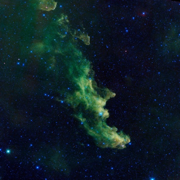 No solemos ir a por lo "fantasmagórico" de las imágenes espaciales lanzados para coincidir con Halloween. Pero esta imagen infrarroja de la Nebulosa Cabeza de Bruja del telescopio WISE de la NASA era demasiado buena para dejarla pasar. No sólo es una belleza en sí misma, pero la pareidolia que lo hace ver como una bruja gritando es verdaderamente asombrosa. Más información de la NASA: Los astrónomos dicen que las nubes ondulantes de la nebulosa, donde las estrellas bebé se están gestando, se están iluminadas por las estrellas masivas. El polvo en la nube está siendo golpeado con luz de las estrellas, lo hace brillar con luz infrarroja, la cual fue recogida por los detectores de WISE. Imagen: NASA / JPL-Caltech 