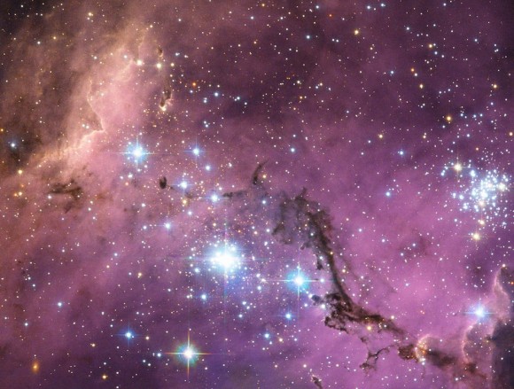 La Gran Nube de Magallanes es una galaxia satélite que orbita la nuestra. Tener este laboratorio cósmico tan cerca da a los científicos la oportunidad de estudiar los procesos increíbles que afectan a todas las galaxias. Como la NASA escribió de esta imagen:      Vastas nubes de gas en su interior colapsan lentamente para formar nuevas estrellas. A su vez, éstos se iluminan las nubes de gas en un derroche de colores visibles en esta imagen de la NASA / ESA Hubble Space Telescope.