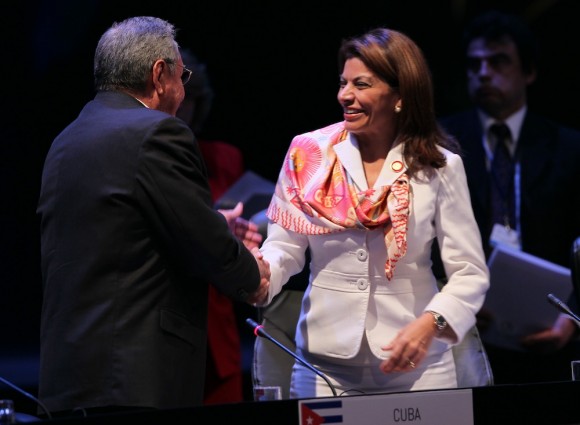 El traspaso de la Presidencia pro-témpore de CELAC: Raúl Castro a Laura Chinchilla. Foto: Ismael Francisco/ Cubadebate