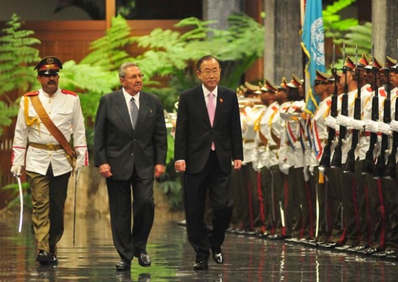 Raúl Castro y Ban Ki-moon sostienen animado diálogo en La Habana. Foto: Ricardo López Hevia/Granma