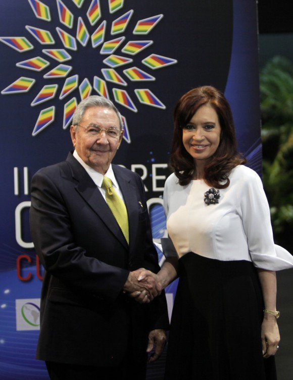 Raúl Castro y Cristina Fernández, presidenta de Argentina, en el recibimiento a mandatarios de CELAC. Foto: Ismael Francisco/Cubadebate